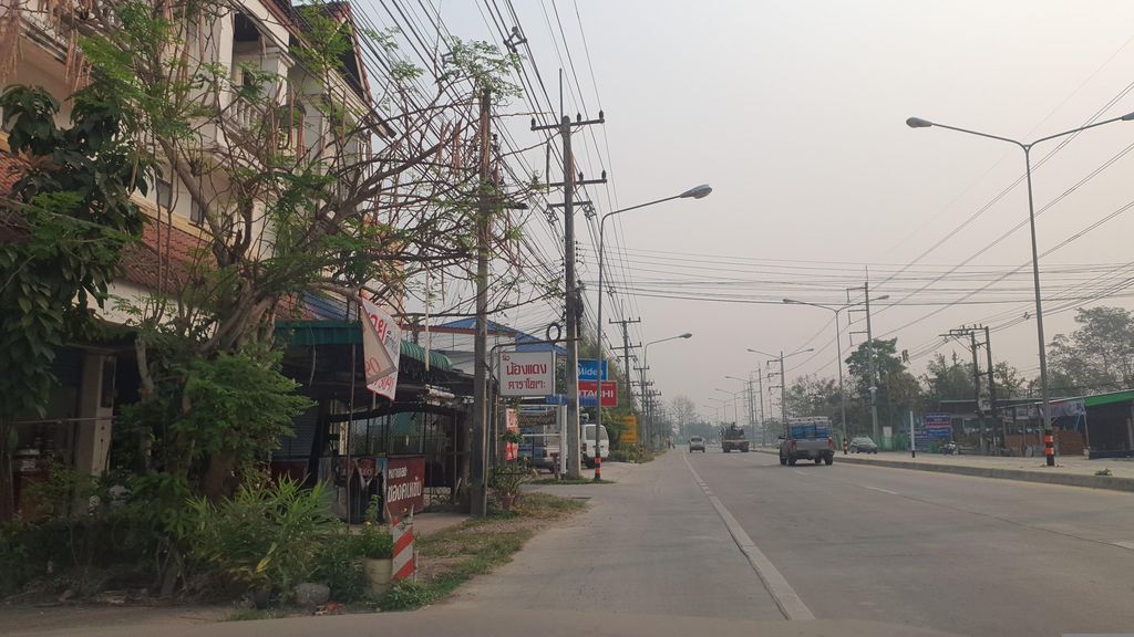 ภาพถนนตรงที่ ครัวมาลอง ตั้งอยู่ ถ่ายโดย jrcarlsen พ.ศ. 2566 (2023) · A street-level view of where ครัวมาลอง · Khruamanong stands, by jrcarlsen in 2566 (2023)