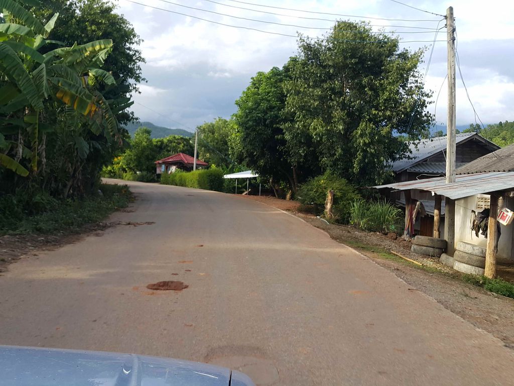 ภาพถนนตรงที่ ร้านแมลงปอผ้าฝ้าย ตั้งอยู่ ถ่ายโดย jrcarlsen พ.ศ. 2558 (2015) · A street-level view of where ร้านแมลงปอผ้าฝ้าย · Ran Maennga Po Phafai stands, by jrcarlsen in 2558 (2015)