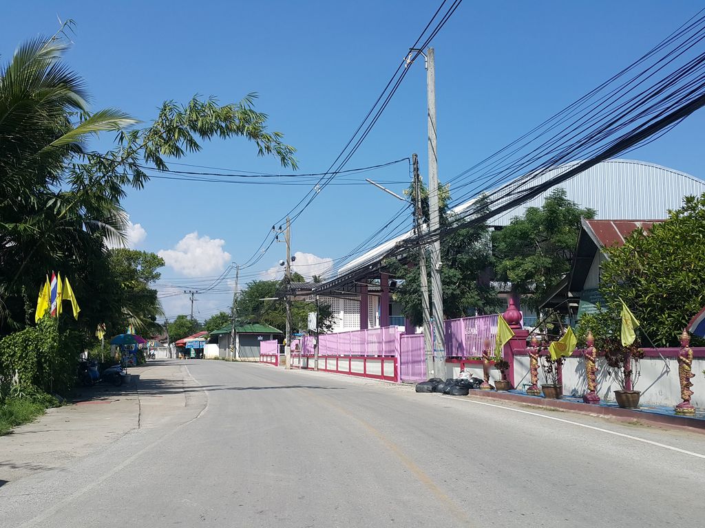 ภาพถนนตรงที่ ถุงเงิน Coffee and More ตั้งอยู่ ถ่ายโดย jrcarlsen พ.ศ. 2558 (2015) · A street-level view of where ถุงเงิน Coffee and More stands, by jrcarlsen in 2558 (2015)