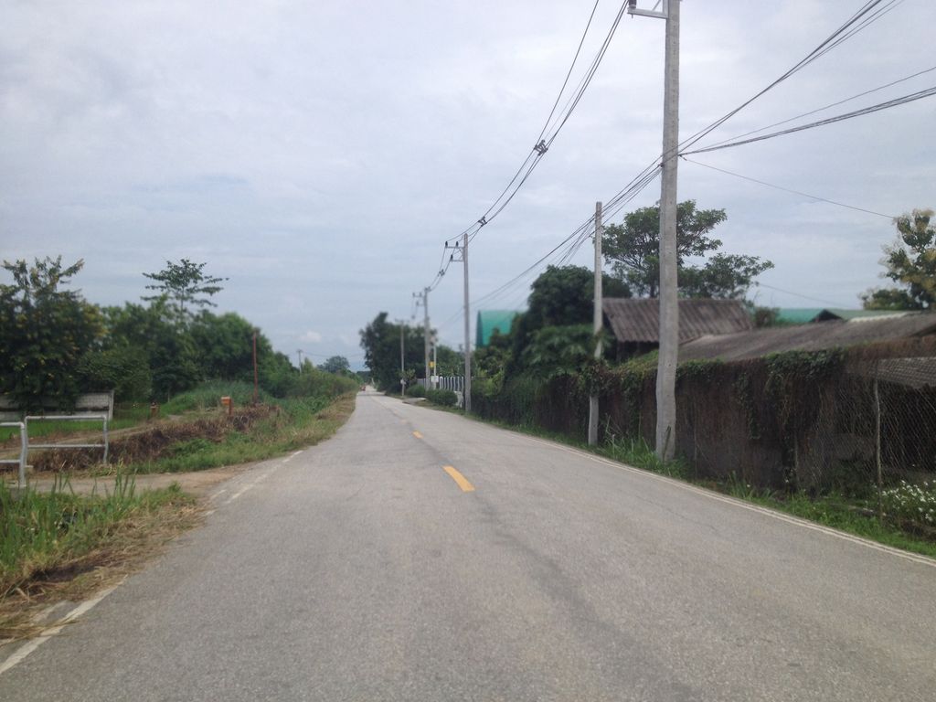 ภาพถนนตรงที่ ซุ้มเพชรยืนยง ตั้งอยู่ ถ่ายโดย jimwatana พ.ศ. 2558 (2015) · A street-level view of where ซุ้มเพชรยืนยง · Sum Phet Yuen Yong stands, by jimwatana in 2558 (2015)