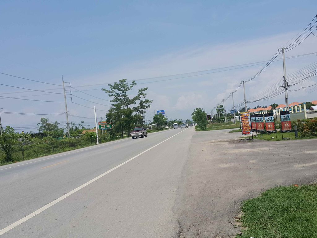 ภาพถนนตรงที่ ลิ้มสุวรรณ ตั้งอยู่ ถ่ายโดย jrcarlsen พ.ศ. 2558 (2015) · A street-level view of where ลิ้มสุวรรณ · Limsuoraron stands, by jrcarlsen in 2558 (2015)