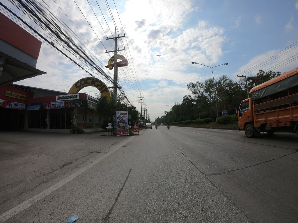 ภาพถนนตรงที่ กำเดียวบาร์ KamDiewBar ตลาดแม่หยวก ตั้งอยู่ ถ่ายโดย chanuwath_grab พ.ศ. 2562 (2019) · A street-level view of where กำเดียวบาร์ KamDiewBar ตลาดแม่หยวก stands, by chanuwath_grab in 2562 (2019)