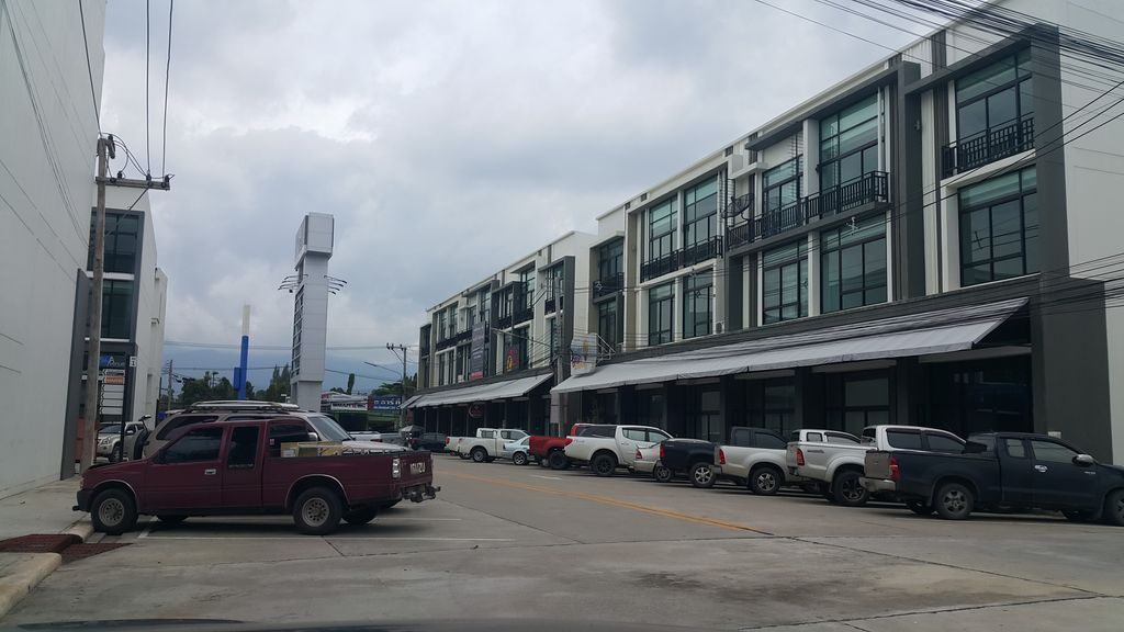 ภาพถนนตรงที่ โรงเรียนกวดวิชา อีพี ตั้งอยู่ ถ่ายโดย jrcarlsen พ.ศ. 2559 (2016) · A street-level view of where โรงเรียนกวดวิชา อีพี · Kwotwicha Iphi School stands, by jrcarlsen in 2559 (2016)