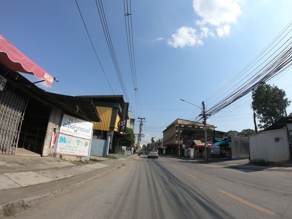 ภาพถนนตรงที่ Khrua Montip ครัวมลทิพย์ ตั้งอยู่ ถ่ายโดย chanuwath_grab พ.ศ. 2562 (2019) · A street-level view of where Khrua Montip ครัวมลทิพย์ stands, by chanuwath_grab in 2562 (2019)