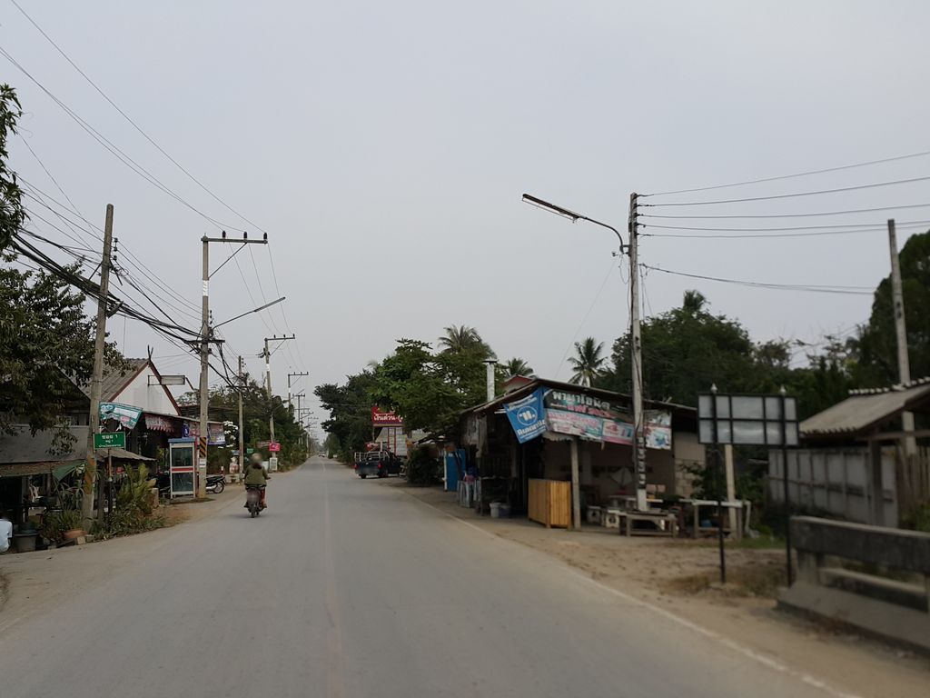 ภาพถนนตรงที่ Kcm dirtrider FC98 ตั้งอยู่ ถ่ายโดย jrcarlsen พ.ศ. 2557 (2014) · A street-level view of where Kcm dirtrider FC98 stands, by jrcarlsen in 2557 (2014)