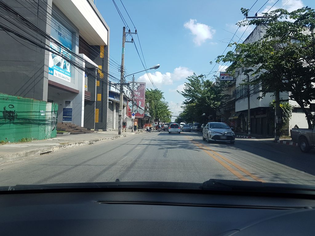 ภาพถนนตรงที่ นิยมพานิช สาขาสันป่าข่อย ตั้งอยู่ ถ่ายโดย ekkarin พ.ศ. 2561 (2018) · A street-level view of where นิยมพานิช สาขาสันป่าข่อย · Niimaphanit Sakha San Pa Khoi stands, by ekkarin in 2561 (2018)