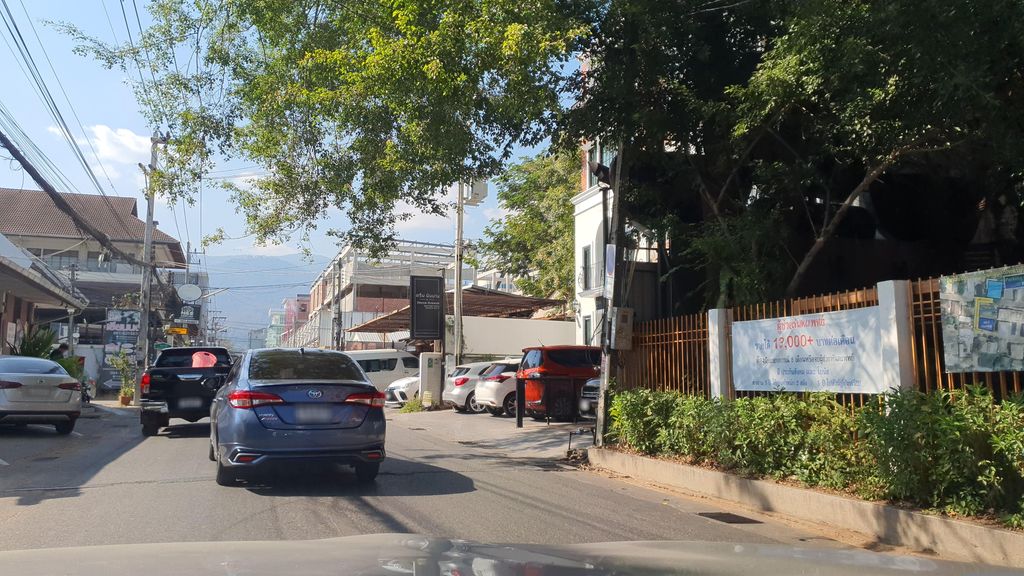 ภาพถนนตรงที่ Hey sugar cnx ตั้งอยู่ ถ่ายโดย jrcarlsen พ.ศ. 2566 (2023) · A street-level view of where Hey sugar cnx stands, by jrcarlsen in 2566 (2023)