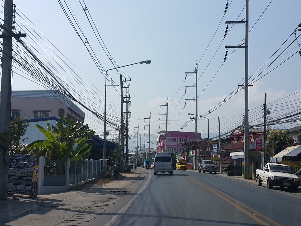 ภาพถนนตรงที่ ธนาคารออมสิน ตั้งอยู่ ถ่ายโดย jrcarlsen พ.ศ. 2558 (2015) · A street-level view of where ธนาคารออมสิน · Omsin Bank stands, by jrcarlsen in 2558 (2015)