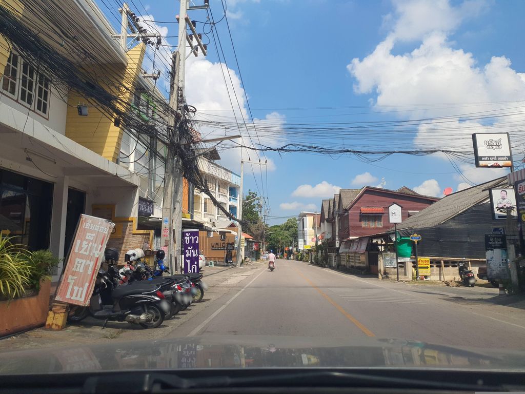 ภาพถนนตรงที่ Hair Salon By Aris ตั้งอยู่ ถ่ายโดย jrcarlsen พ.ศ. 2566 (2023) · A street-level view of where Hair Salon By Aris stands, by jrcarlsen in 2566 (2023)