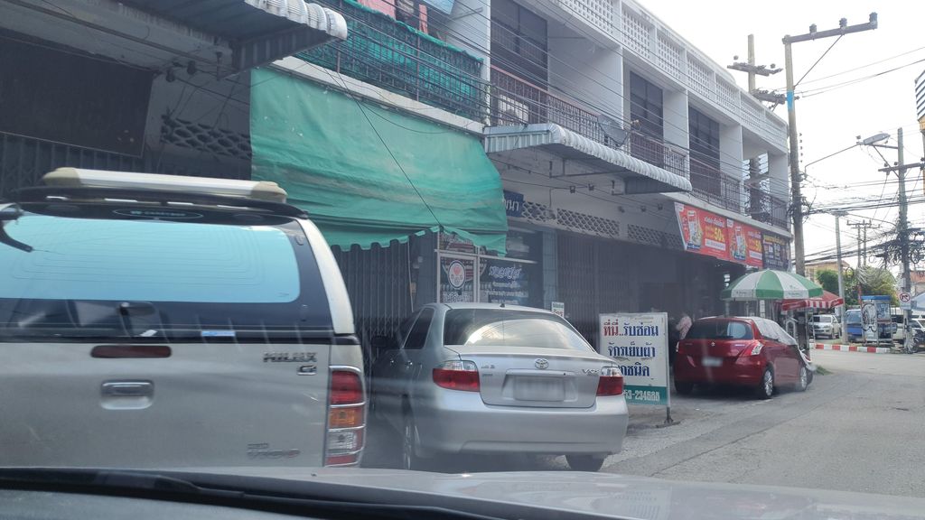 ภาพถนนตรงที่ ล้านผัดไทท่าแพ ตั้งอยู่ ถ่ายโดย jrcarlsen พ.ศ. 2565 (2022) · A street-level view of where ล้านผัดไทท่าแพ · Lan Phatthaithaphae stands, by jrcarlsen in 2565 (2022)