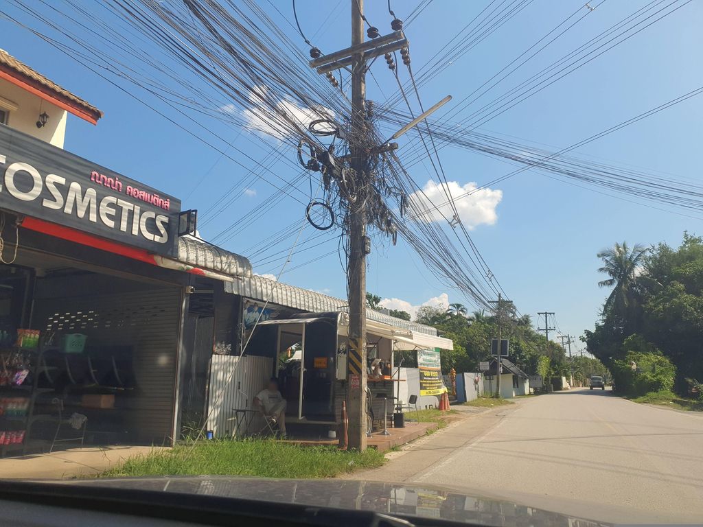 ภาพถนนตรงที่ ส้มตำเทอร์โบ เชียงใหม่ ตั้งอยู่ ถ่ายโดย jrcarlsen พ.ศ. 2566 (2023) · A street-level view of where ส้มตำเทอร์โบ เชียงใหม่ · Som Tam Thoebo Chiang Mai stands, by jrcarlsen in 2566 (2023)