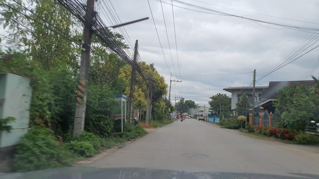 ภาพถนนตรงที่ ดวงดีมะแลงตอง ตั้งอยู่ ถ่ายโดย jrcarlsen พ.ศ. 2564 (2021) · A street-level view of where ดวงดีมะแลงตอง · Duangdi Ma Laeng Tong stands, by jrcarlsen in 2564 (2021)