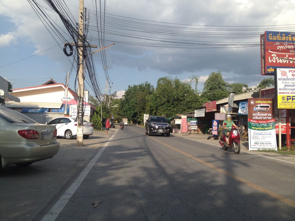 ภาพถนนตรงที่ ราชาโรตี ตั้งอยู่ ถ่ายโดย jimwatana พ.ศ. 2558 (2015) · A street-level view of where ราชาโรตี · Racharoti stands, by jimwatana in 2558 (2015)