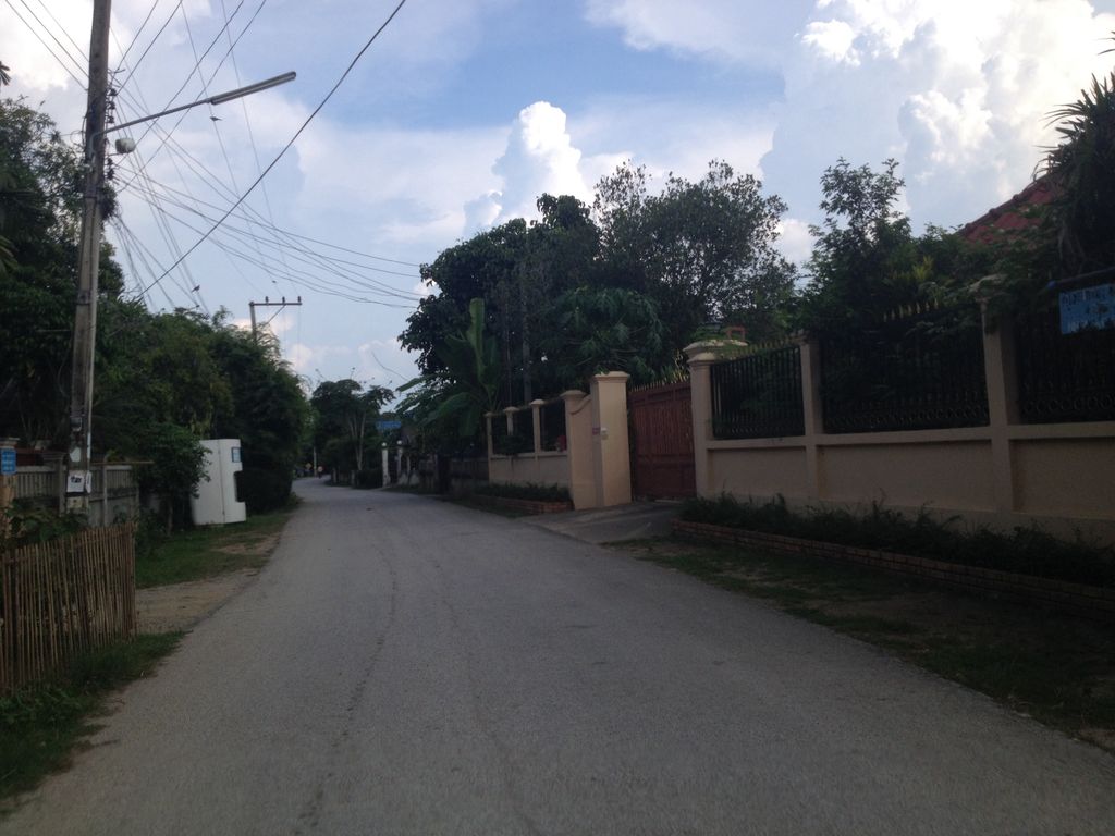 ภาพถนนตรงที่ บ้านขนมพี่กู๊ดดี้กับน้องไอด้า ตั้งอยู่ ถ่ายโดย jimwatana พ.ศ. 2558 (2015) · A street-level view of where บ้านขนมพี่กู๊ดดี้กับน้องไอด้า · Ban Khanom Phi Kut Di Kap Nong Aida stands, by jimwatana in 2558 (2015)