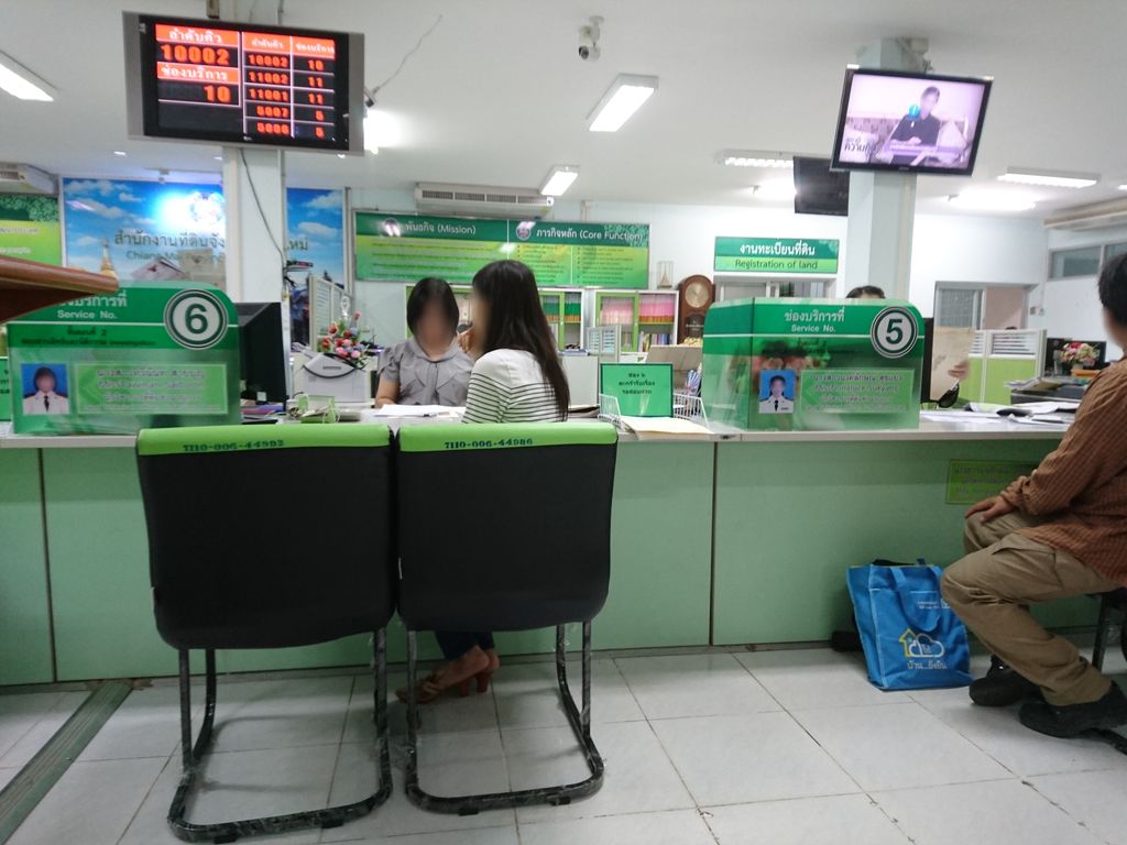 ภาพถนนตรงที่ Chiang Mai Provincial Land Office ตั้งอยู่ ถ่ายโดย mont พ.ศ. 2560 (2017) · A street-level view of where Chiang Mai Provincial Land Office stands, by mont in 2560 (2017)