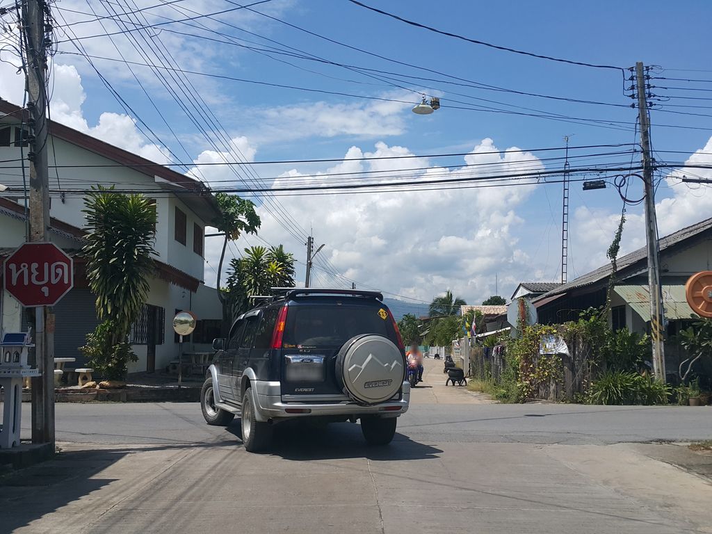 ภาพถนนตรงที่ ร้านพร้าวเด็กเล่น ตั้งอยู่ ถ่ายโดย jrcarlsen พ.ศ. 2558 (2015) · A street-level view of where ร้านพร้าวเด็กเล่น · Ran Phrao Dek Len stands, by jrcarlsen in 2558 (2015)