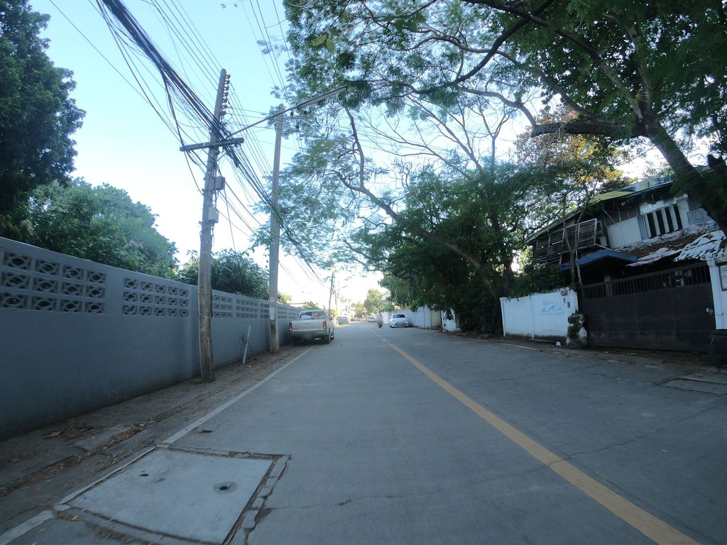 ภาพถนนตรงที่ Cha ToRa ' ชาโทระ ตั้งอยู่ ถ่ายโดย chanuwath_grab พ.ศ. 2562 (2019) · A street-level view of where Cha ToRa ' ชาโทระ stands, by chanuwath_grab in 2562 (2019)