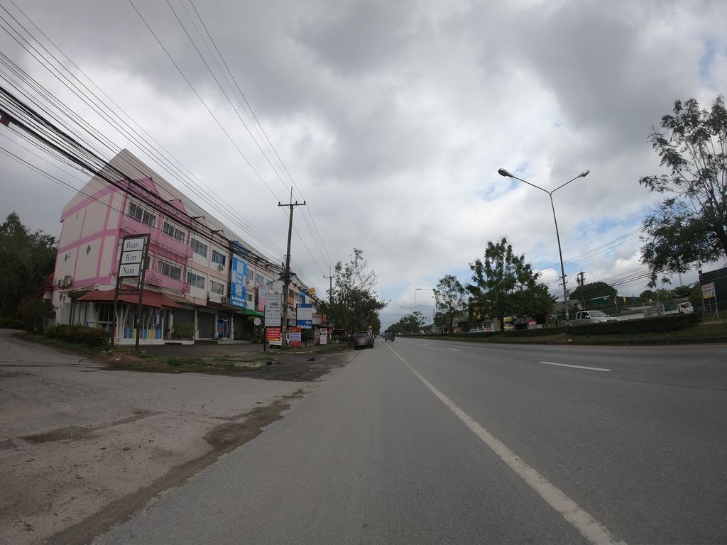 ภาพถนนตรงที่ กาดต๋องตึง ตั้งอยู่ ถ่ายโดย chanuwath_grab พ.ศ. 2562 (2019) · A street-level view of where กาดต๋องตึง · Kat Tongtueng stands, by chanuwath_grab in 2562 (2019)