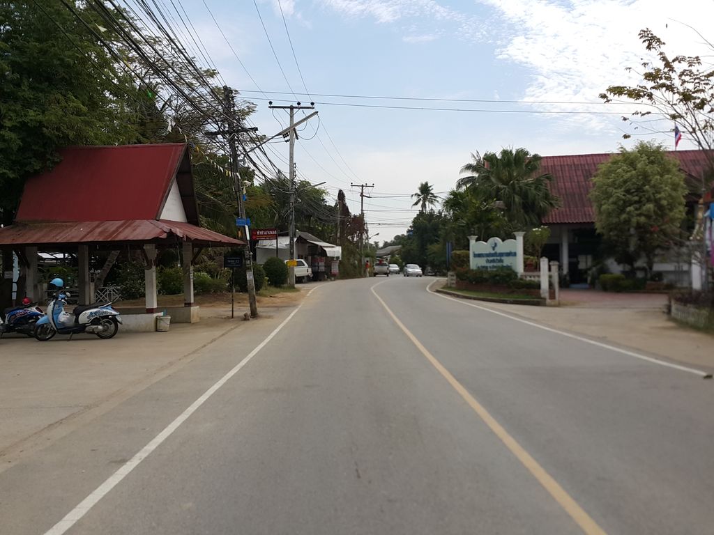 ภาพถนนตรงที่ Turbo shop C. M ตั้งอยู่ ถ่ายโดย jrcarlsen พ.ศ. 2558 (2015) · A street-level view of where Turbo shop C. M stands, by jrcarlsen in 2558 (2015)