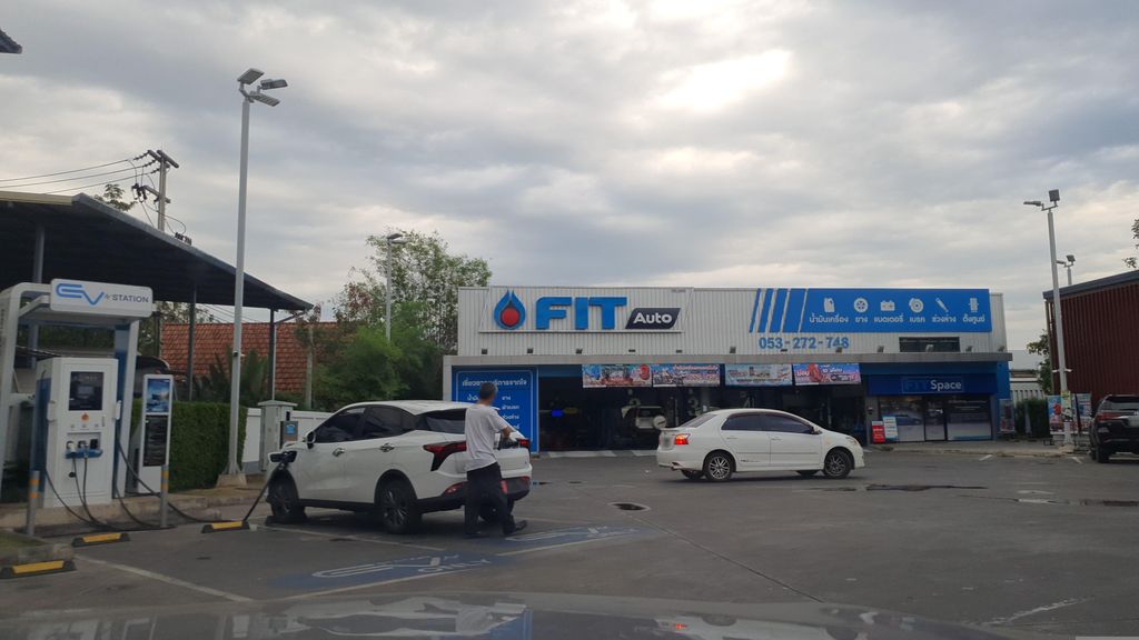 ภาพถนนตรงที่ FIT Auto หายยา-เมืองเชียงใหม่ ตั้งอยู่ ถ่ายโดย jrcarlsen พ.ศ. 2566 (2023) · A street-level view of where FIT Auto หายยา-เมืองเชียงใหม่ stands, by jrcarlsen in 2566 (2023)