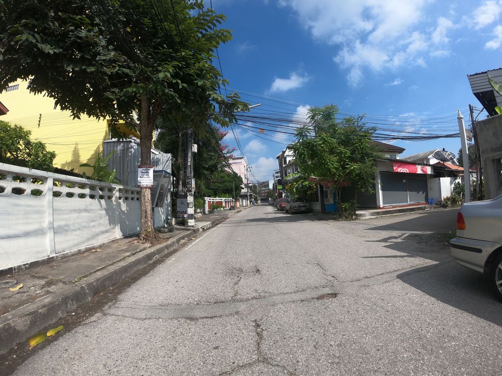 ภาพถนนตรงที่ เติมสวยบิวตี้พลัส ตั้งอยู่ ถ่ายโดย chanuwath_grab พ.ศ. 2562 (2019) · A street-level view of where เติมสวยบิวตี้พลัส · Toem Suaibioti Plus stands, by chanuwath_grab in 2562 (2019)