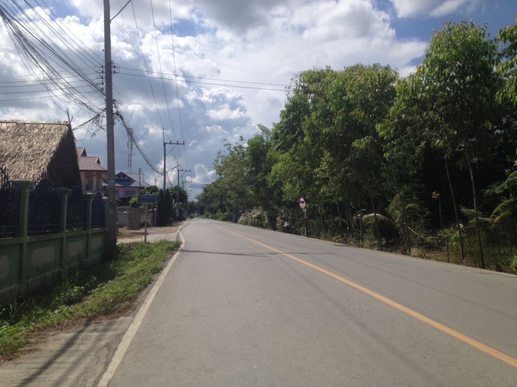 ภาพถนนตรงที่ ก๋วยเตี๋ยวตั๊ดโก้ง ตั้งอยู่ ถ่ายโดย jimwatana พ.ศ. 2558 (2015) · A street-level view of where ก๋วยเตี๋ยวตั๊ดโก้ง · Kuaitiao Ta Dakong stands, by jimwatana in 2558 (2015)