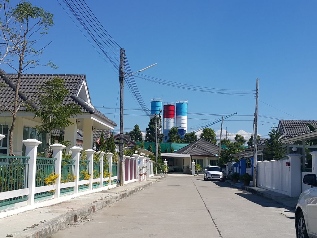 ภาพถนนตรงที่ ร้านชุดขับขี่บิ๊กไบค์มือสอง ตั้งอยู่ ถ่ายโดย jrcarlsen พ.ศ. 2558 (2015) · A street-level view of where ร้านชุดขับขี่บิ๊กไบค์มือสอง · Ran Chut Khapkhi Big Bike Muetong stands, by jrcarlsen in 2558 (2015)