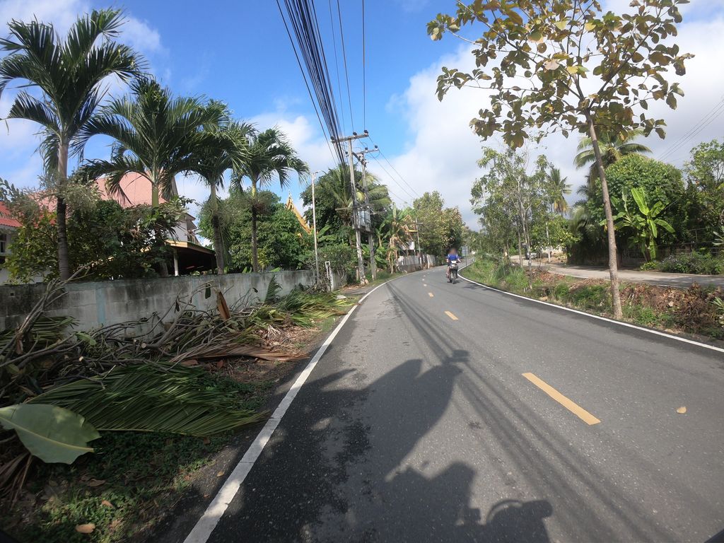 ภาพถนนตรงที่ โรงพยาบาลส่งเสริมสุขภาพตำบลบ้านท่าข้าม ตั้งอยู่ ถ่ายโดย chanuwath_grab พ.ศ. 2562 (2019) · A street-level view of where โรงพยาบาลส่งเสริมสุขภาพตำบลบ้านท่าข้าม · Ban Tha Kham Sub-district health promoting hospital stands, by chanuwath_grab in 2562 (2019)