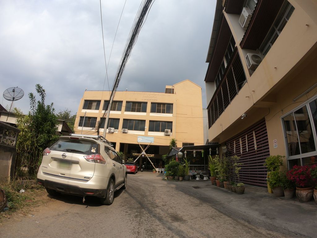 ภาพถนนตรงที่ The Oasis (Community Café and Co-working Space) by Bulls Coffee ตั้งอยู่ ถ่ายโดย chanuwath_grab พ.ศ. 2562 (2019) · A street-level view of where The Oasis (Community Café and Co-working Space) by Bulls Coffee stands, by chanuwath_grab in 2562 (2019)