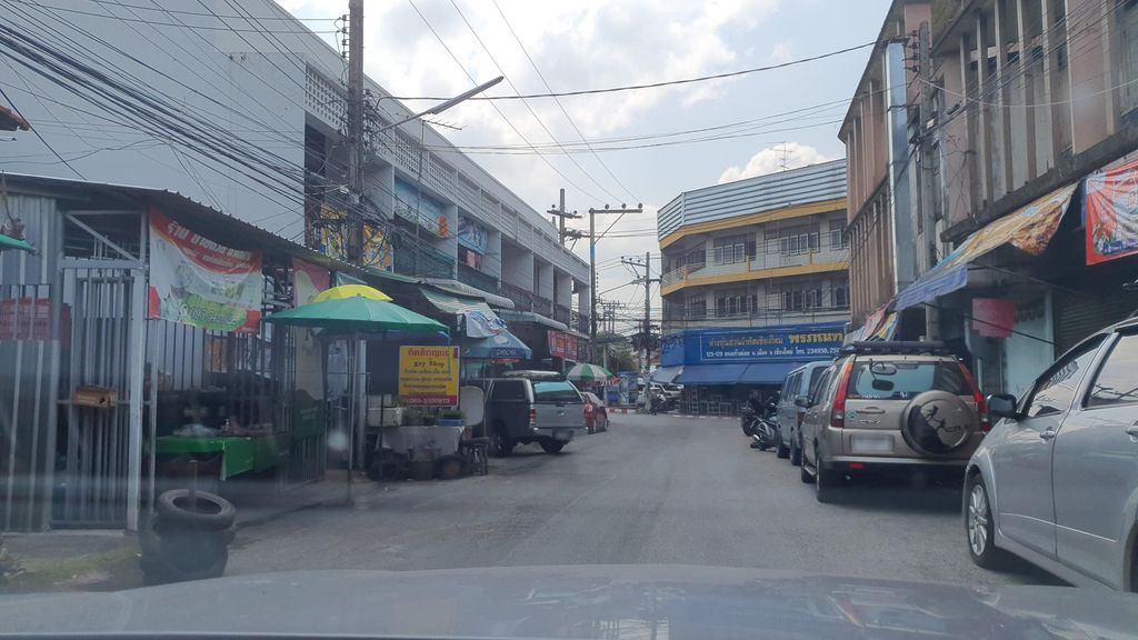 ภาพถนนตรงที่ ร้านน้องก้อยดอกไม้ไฟ - เจ้าเก่ากาดหลวง ตั้งอยู่ ถ่ายโดย jrcarlsen พ.ศ. 2565 (2022) · A street-level view of where ร้านน้องก้อยดอกไม้ไฟ - เจ้าเก่ากาดหลวง · Ran Nong Koi Dokmaifai - Chaokao Kat Luang stands, by jrcarlsen in 2565 (2022)