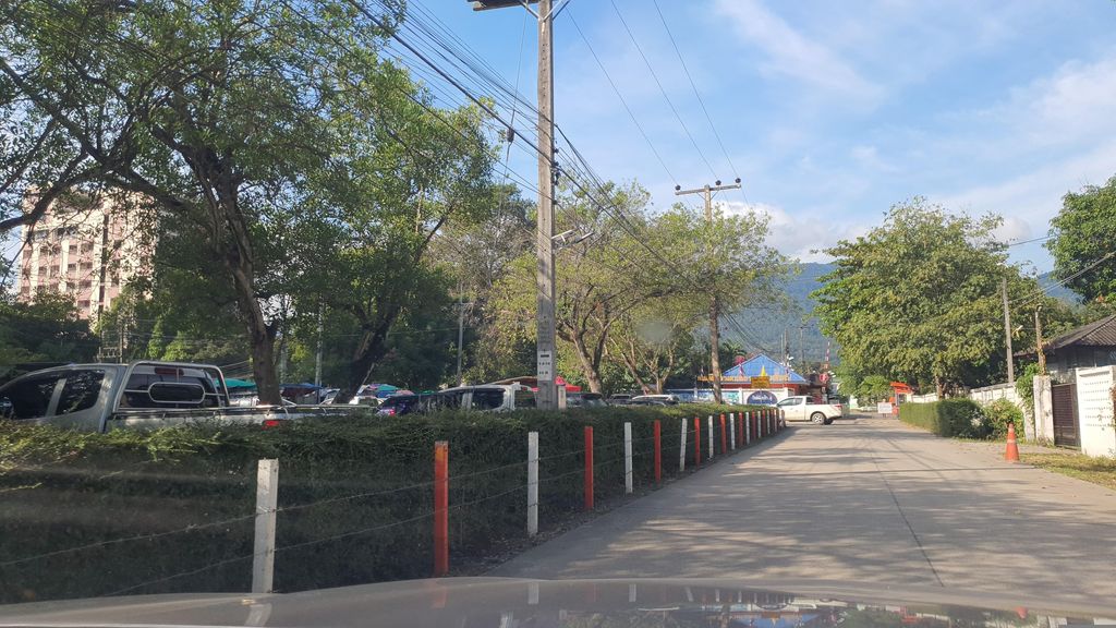 ภาพถนนตรงที่ โรงเรียนราชประชานุเคราะห์ ๖๐ จังหวัดเชียงใหม่ ตั้งอยู่ ถ่ายโดย jrcarlsen พ.ศ. 2565 (2022) · A street-level view of where โรงเรียนราชประชานุเคราะห์ ๖๐ จังหวัดเชียงใหม่ · Ratcha Pra Chanu Khro Changwat Chiang Mai School stands, by jrcarlsen in 2565 (2022)