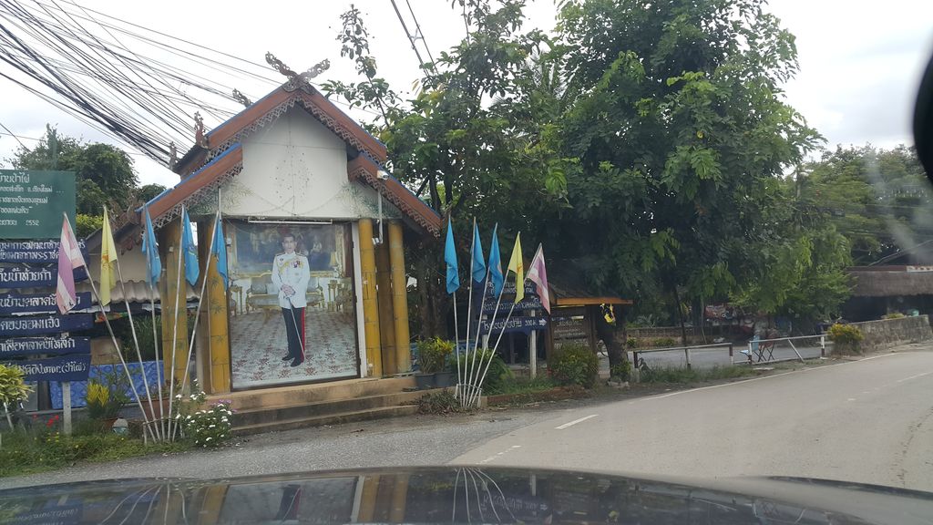 ภาพถนนตรงที่ ร้านเสริมสวยไผ่ ตั้งอยู่ ถ่ายโดย jrcarlsen พ.ศ. 2561 (2018) · A street-level view of where ร้านเสริมสวยไผ่ · Phai Beauty salon stands, by jrcarlsen in 2561 (2018)