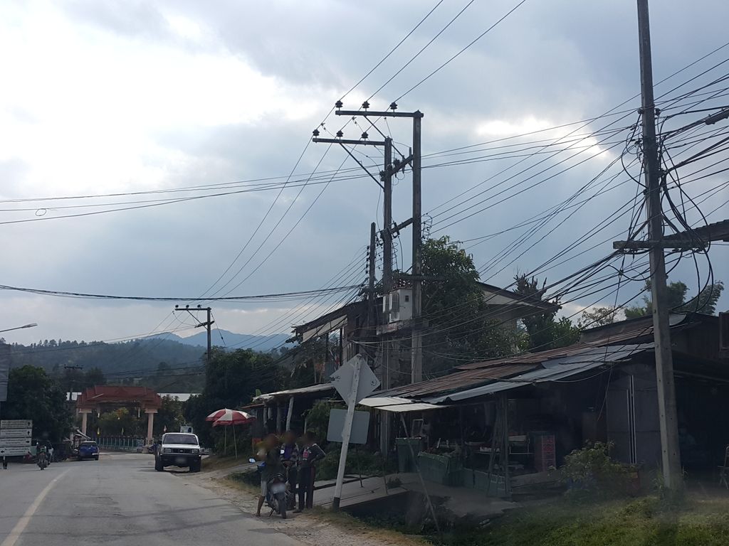 ภาพถนนตรงที่ ซ้งพาณิชย์ Songpanich ตั้งอยู่ ถ่ายโดย jrcarlsen พ.ศ. 2558 (2015) · A street-level view of where ซ้งพาณิชย์ Songpanich stands, by jrcarlsen in 2558 (2015)