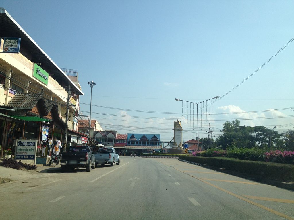 ภาพถนนตรงที่ ร้านน้องส้มการไฟฟ้า ตั้งอยู่ ถ่ายโดย jimwatana พ.ศ. 2558 (2015) · A street-level view of where ร้านน้องส้มการไฟฟ้า · Ran Nongsom Kanfaifa stands, by jimwatana in 2558 (2015)