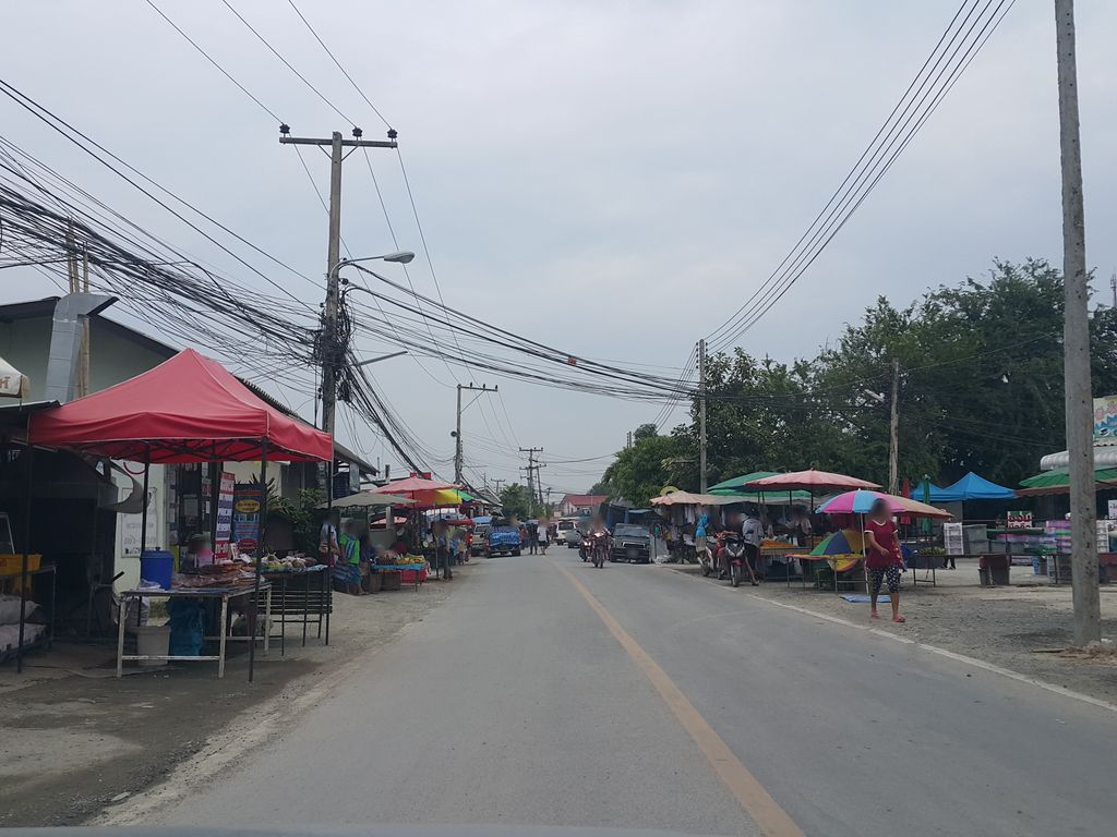 ภาพถนนตรงที่ ท่ารั้ว หมูกระทะ & หมูจุ่ม ตั้งอยู่ ถ่ายโดย jrcarlsen พ.ศ. 2558 (2015) · A street-level view of where ท่ารั้ว หมูกระทะ & หมูจุ่ม · Tha Rua Mukratha & Muchum stands, by jrcarlsen in 2558 (2015)