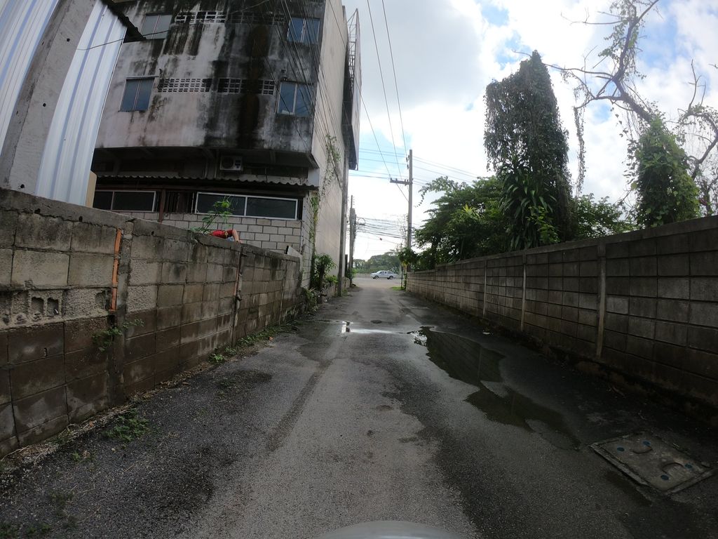 ภาพถนนตรงที่ Here With Me ตั้งอยู่ ถ่ายโดย chanuwath_grab พ.ศ. 2562 (2019) · A street-level view of where Here With Me stands, by chanuwath_grab in 2562 (2019)