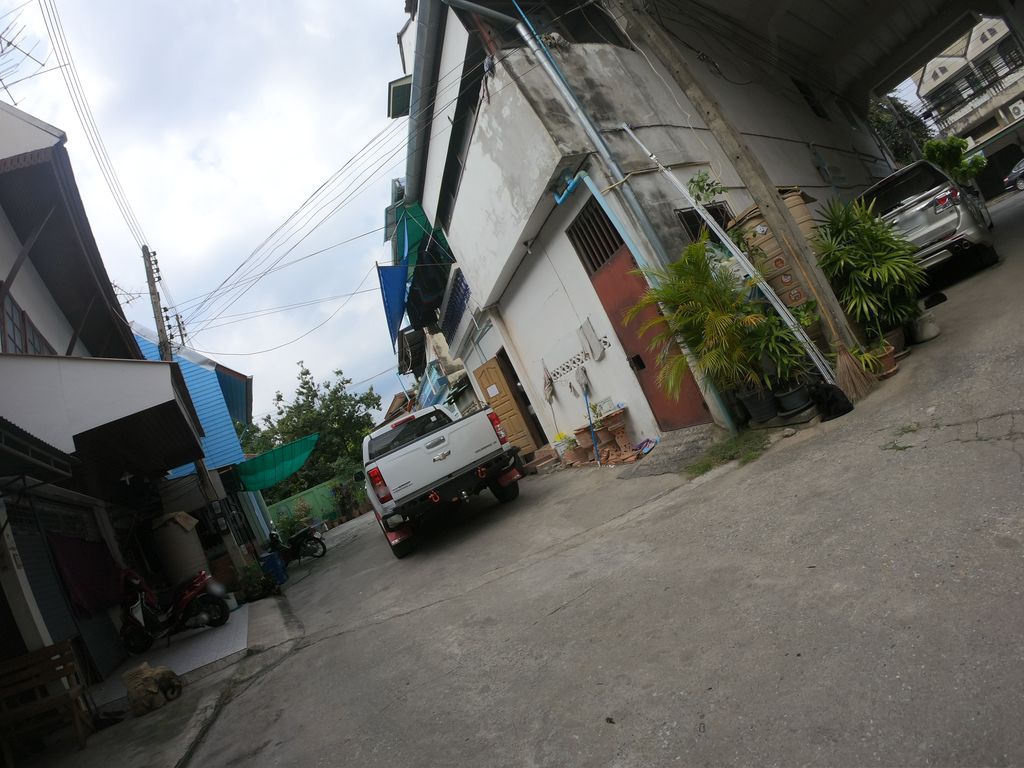 ภาพถนนตรงที่ ว้าวกล้วยหอม ตั้งอยู่ ถ่ายโดย chanuwath_grab พ.ศ. 2562 (2019) · A street-level view of where ว้าวกล้วยหอม · Waokluaihom stands, by chanuwath_grab in 2562 (2019)