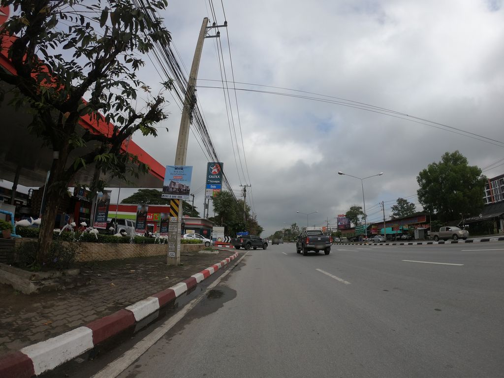 ภาพถนนตรงที่ Fuel Coffee ตั้งอยู่ ถ่ายโดย chanuwath_grab พ.ศ. 2562 (2019) · A street-level view of where Fuel Coffee stands, by chanuwath_grab in 2562 (2019)