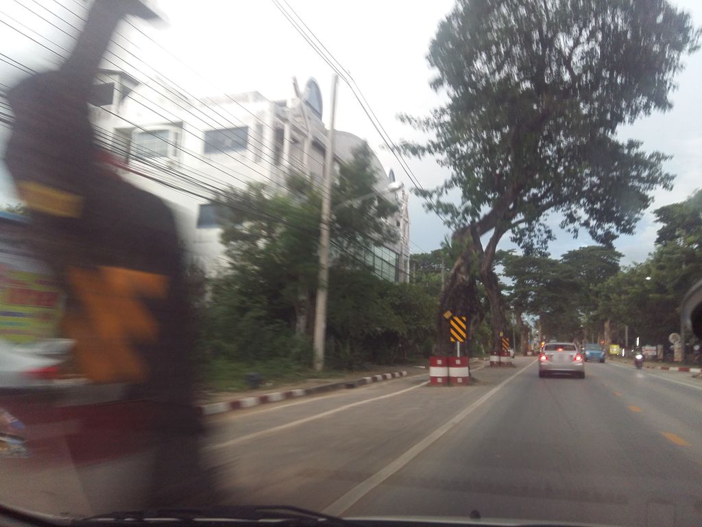 ภาพถนนตรงที่ ต้นข้าว มีเดีย ตั้งอยู่ ถ่ายโดย noochjaree พ.ศ. 2561 (2018) · A street-level view of where ต้นข้าว มีเดีย · Ton Khao Media stands, by noochjaree in 2561 (2018)