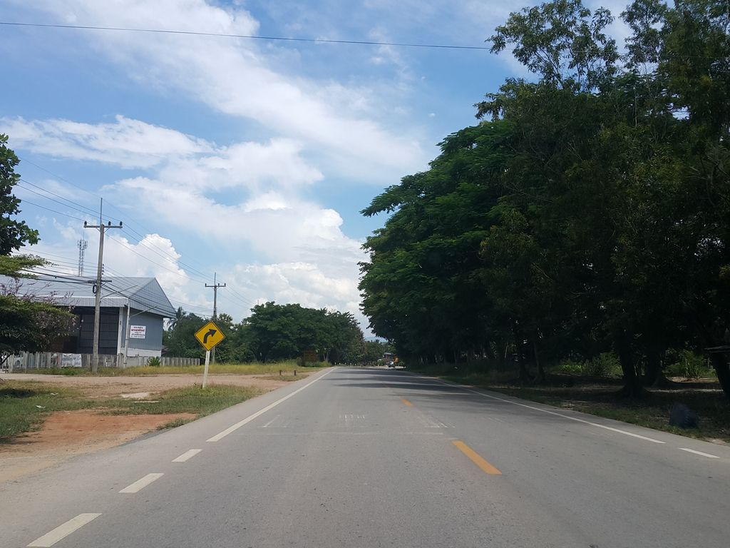 ภาพถนนตรงที่ สะ-ตอ-รี่ คาเฟ่ ตั้งอยู่ ถ่ายโดย jrcarlsen พ.ศ. 2558 (2015) · A street-level view of where สะ-ตอ-รี่ คาเฟ่ · Sa-to-ri Café stands, by jrcarlsen in 2558 (2015)