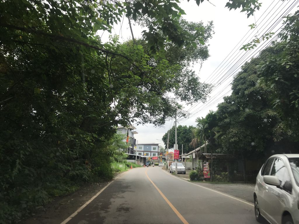 ภาพถนนตรงที่ เนื้อ ย่างไร้เทียมทานเชียงใหม่ สาขาข้างโลตัสบ้านโจ้ ตั้งอยู่ ถ่ายโดย prasert พ.ศ. 2561 (2018) · A street-level view of where เนื้อ ย่างไร้เทียมทานเชียงใหม่ สาขาข้างโลตัสบ้านโจ้ · Nuea Yang Rai Thiam Than Chiang Mai Sakha Khanglotat Ban Cho stands, by prasert in 2561 (2018)