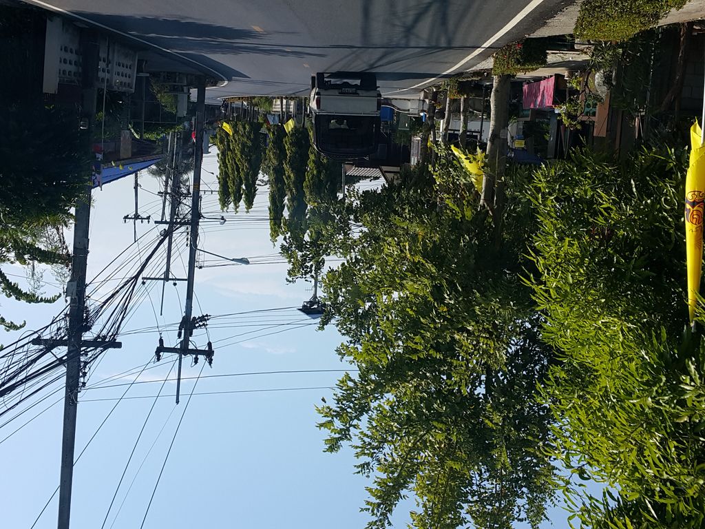 ภาพถนนตรงที่ หมูสะเต๊ะเยาวราช ตั้งอยู่ ถ่ายโดย jrcarlsen พ.ศ. 2558 (2015) · A street-level view of where หมูสะเต๊ะเยาวราช · Moo-Satae Yaowarat stands, by jrcarlsen in 2558 (2015)