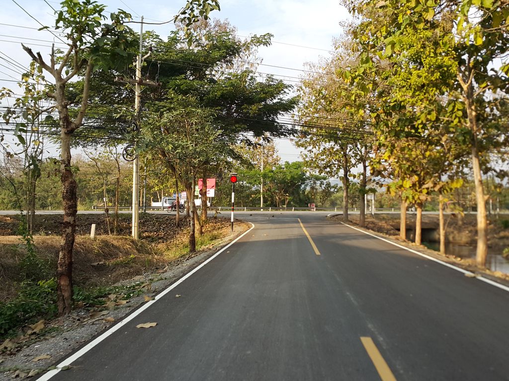 ภาพถนนตรงที่ ยางบังฝุ่นรถบรรทุก ตั้งอยู่ ถ่ายโดย jrcarlsen พ.ศ. 2558 (2015) · A street-level view of where ยางบังฝุ่นรถบรรทุก · Yang Bang Fun Rotbronthuk stands, by jrcarlsen in 2558 (2015)