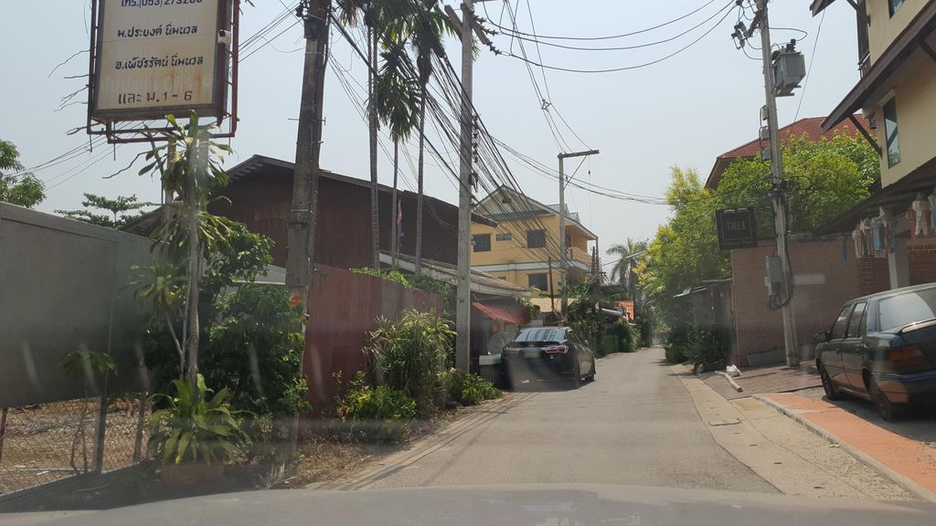 ภาพถนนตรงที่ The 5th Wall ตั้งอยู่ ถ่ายโดย jrcarlsen พ.ศ. 2565 (2022) · A street-level view of where The 5th Wall stands, by jrcarlsen in 2565 (2022)
