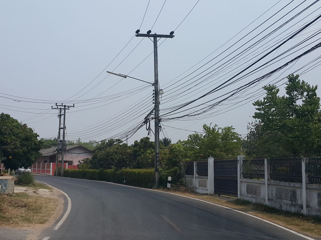 ภาพถนนตรงที่ โรงเรียนภัทรเวชสยามแผนไทย-เชียงใหม่ ตั้งอยู่ ถ่ายโดย jrcarlsen พ.ศ. 2559 (2016) · A street-level view of where โรงเรียนภัทรเวชสยามแผนไทย-เชียงใหม่ · Phat Wet Sayam Phaen Thai-Chiang Mai School stands, by jrcarlsen in 2559 (2016)
