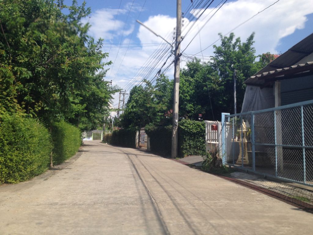 ภาพถนนตรงที่ บ้านสันทราย หมู่ที่ 9 ตั้งอยู่ ถ่ายโดย jimwatana พ.ศ. 2558 (2015) · A street-level view of where บ้านสันทราย หมู่ที่ 9 · Ban San Sai Muthi 9 stands, by jimwatana in 2558 (2015)