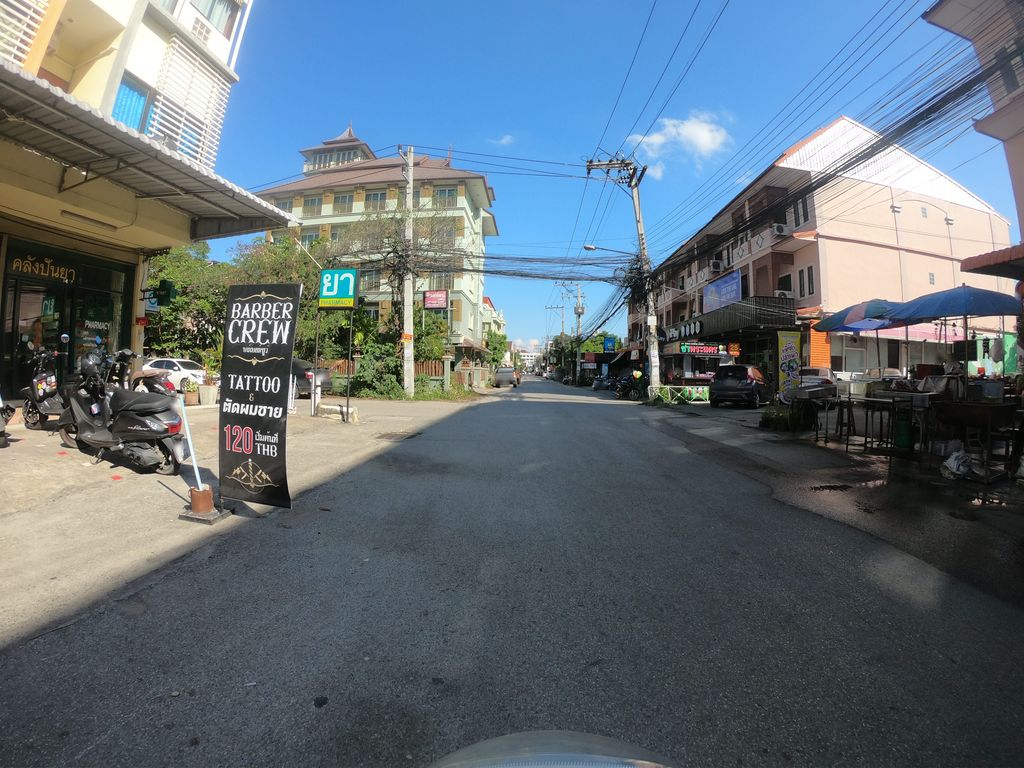 ภาพถนนตรงที่ Barber Crew ตั้งอยู่ ถ่ายโดย chanuwath_grab พ.ศ. 2562 (2019) · A street-level view of where Barber Crew stands, by chanuwath_grab in 2562 (2019)