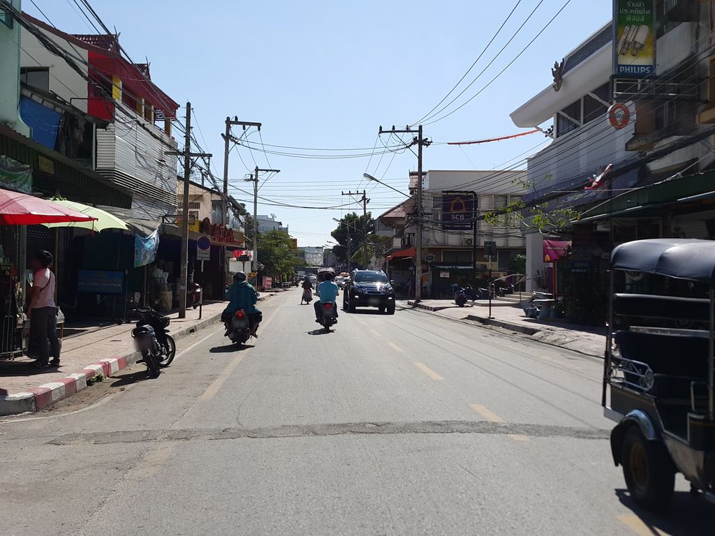 ภาพถนนตรงที่ The Real Sushi & Thai WD ตั้งอยู่ ถ่ายโดย jrcarlsen พ.ศ. 2558 (2015) · A street-level view of where The Real Sushi & Thai WD stands, by jrcarlsen in 2558 (2015)