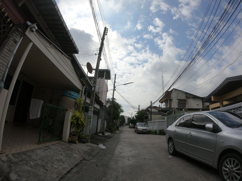ภาพถนนตรงที่ ครัวป้าอ้วนใจดี ตั้งอยู่ ถ่ายโดย chanuwath_grab พ.ศ. 2562 (2019) · A street-level view of where ครัวป้าอ้วนใจดี · Khrua Pauan Chaidi stands, by chanuwath_grab in 2562 (2019)