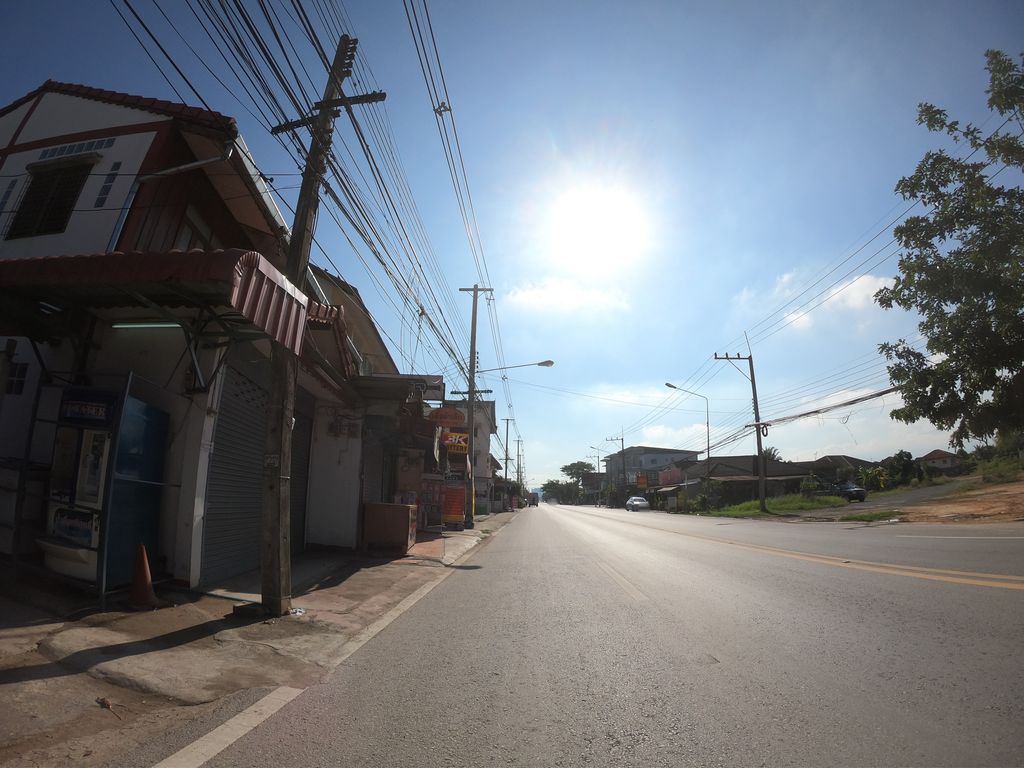 ภาพถนนตรงที่ เตี๋ยวหมูกรอบ นายแมน ตั้งอยู่ ถ่ายโดย chanuwath_grab พ.ศ. 2562 (2019) · A street-level view of where เตี๋ยวหมูกรอบ นายแมน · Tiao Mukrop Naimaen stands, by chanuwath_grab in 2562 (2019)